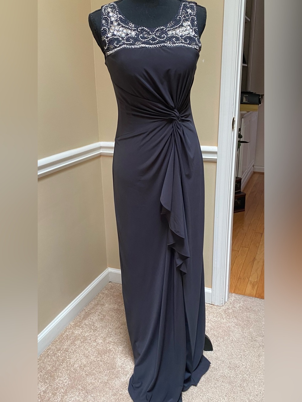 Patra Size 6 Sleeveless Gown